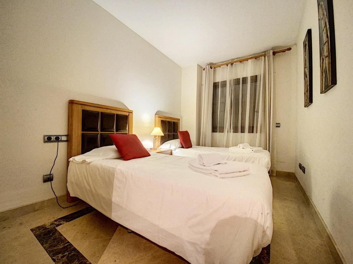 Lovely Apartment With Pool & Sea Views - Marina Del Castillo 2129 Манільва Екстер'єр фото
