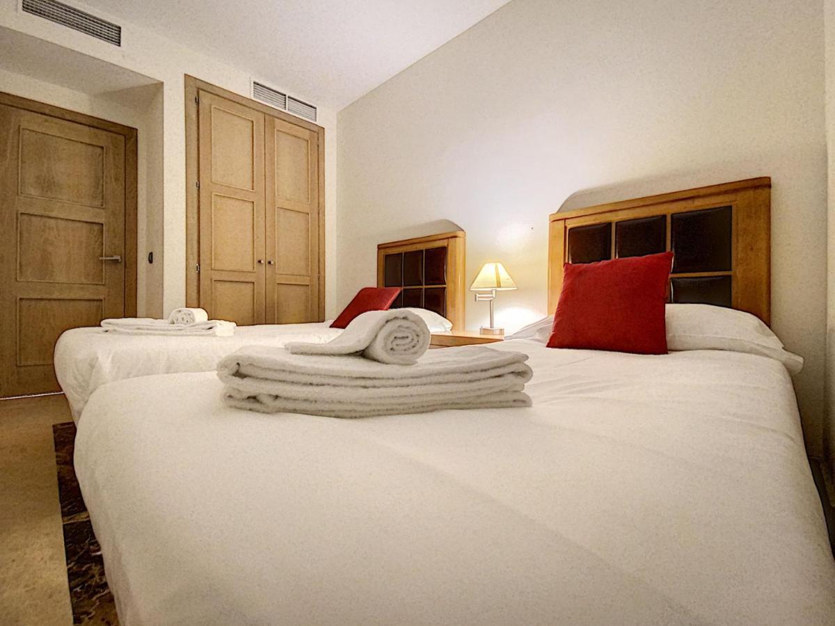 Lovely Apartment With Pool & Sea Views - Marina Del Castillo 2129 Манільва Екстер'єр фото